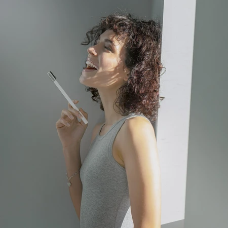 Aqua Green zubní kartáček s echinaceou pro protizánětlivou péči o dásně