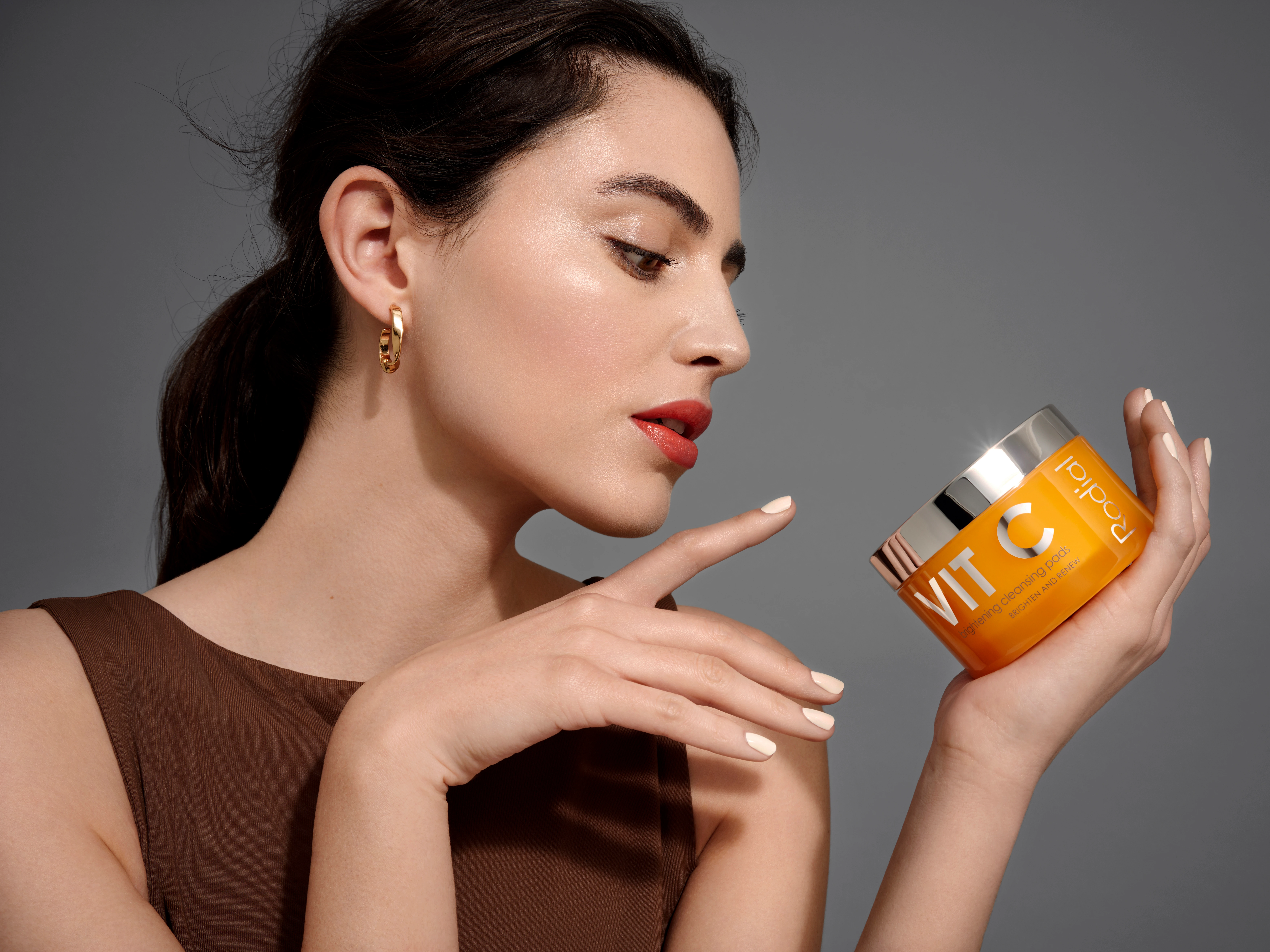 Peeling – zázrak pro dosažení rozjasněné a vyhlazené pleti